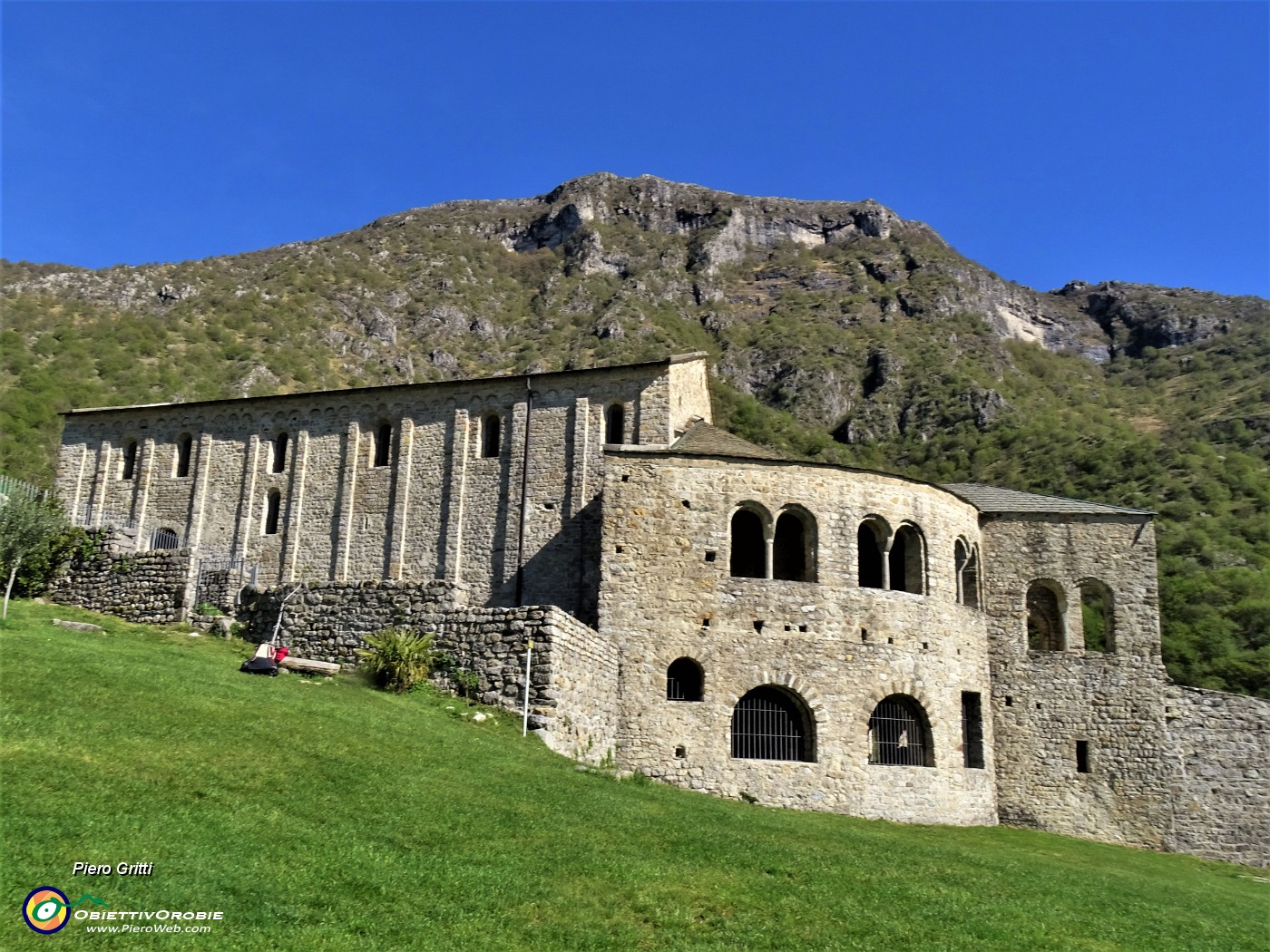 27 Basilica di San Pietro al Monte con vista sugli avamposti del Monte Rai.JPG